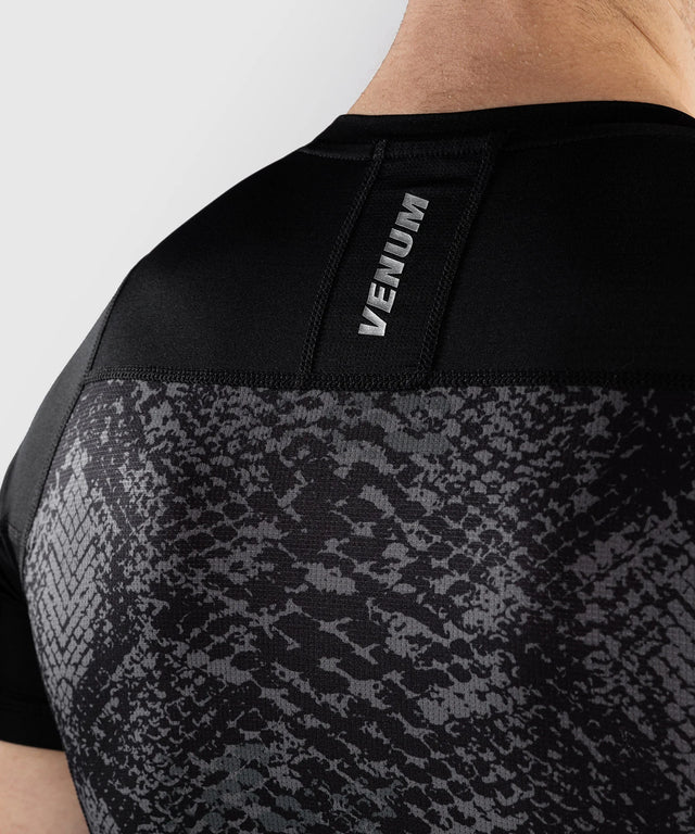 Rashguard Venum G-Fit Scales – Krátké rukávy – Černá/Šedá