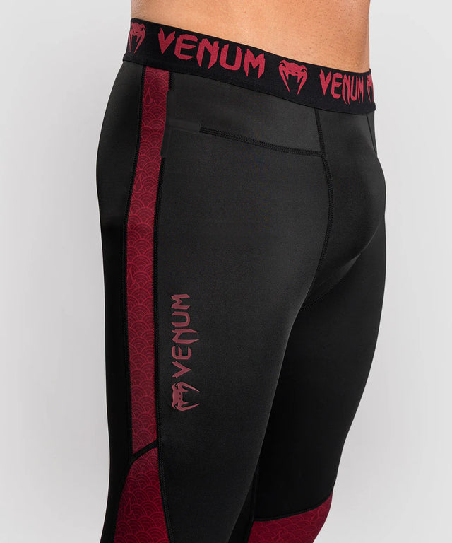 Spats Venum x Assassin's Creed Shadows – Bordeaux/Nero