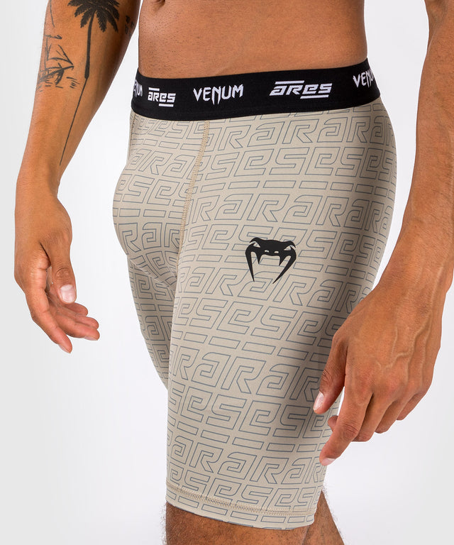 Pantaloncini a compressione Venum x Ares 2.0 – Sabbia