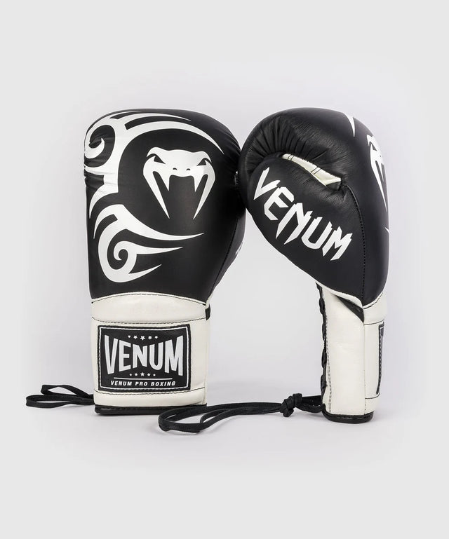 Venum x Mike Tyson Boxhandschuhe Giant 2.0 Pro mit Schnürverschluss – Schwarz/Weiß
