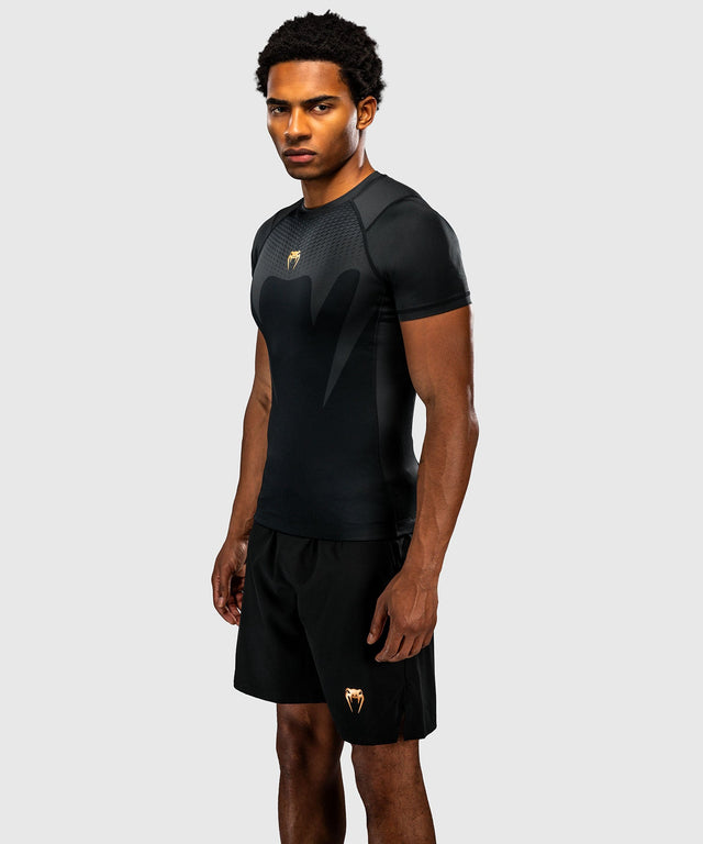 Rashguard Venum Attack Cortas - Negro/Oro