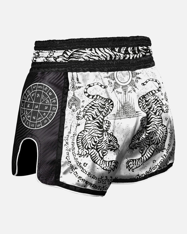 Pantaloni scurți Muay Thai 8 WEAPONS Carbon Sak Yant Tigers – Alb