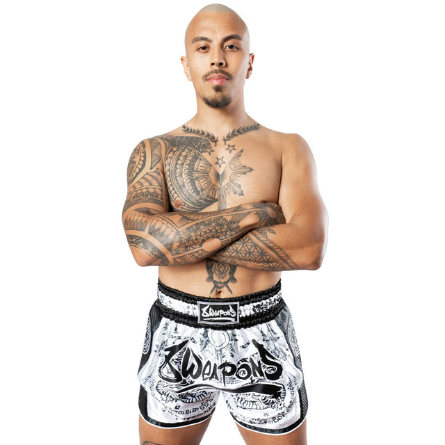 Pantaloni scurți Muay Thai 8 WEAPONS Carbon Sak Yant Tigers – Alb
