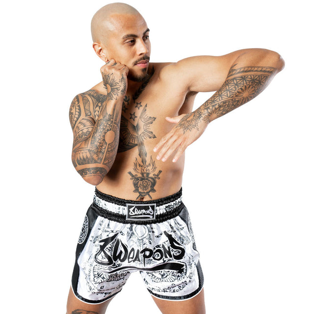 Pantaloni scurți Muay Thai 8 WEAPONS Carbon Sak Yant Tigers – Alb