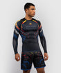 Rashguard Venum TEKKEN 8 Yoshimitsu – Negro/Naranja – foto 1