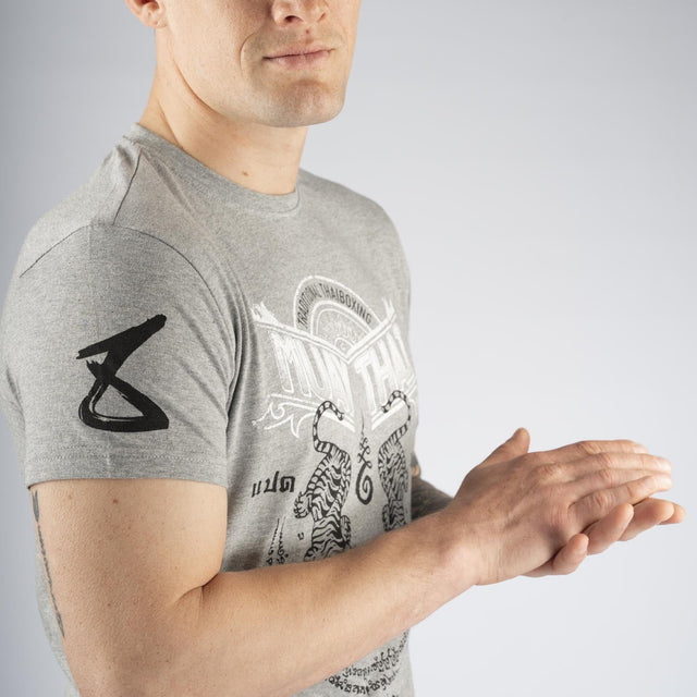 8 WEAPONS T-Shirt Sak Yant Tigers – Grau