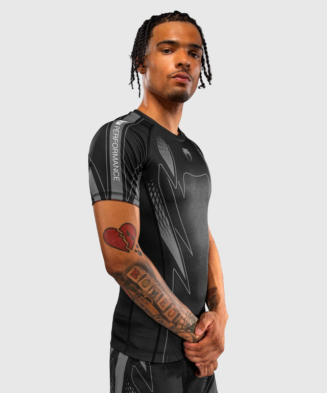 Rashguard Venum Amazonia Reborn Mangas Curtas – Preto/Cinzento