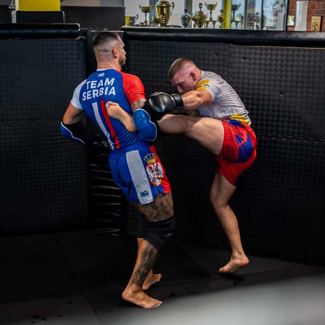 Pantaloni scurți MMA Phantom Athletics Fusion-R Team Serbia – Roșu/Alb/Albastru