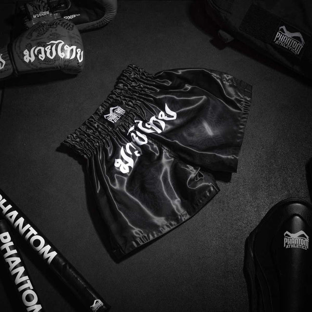 Shorts de Muay Thai Phantom Athletics Sak Yant – Noir