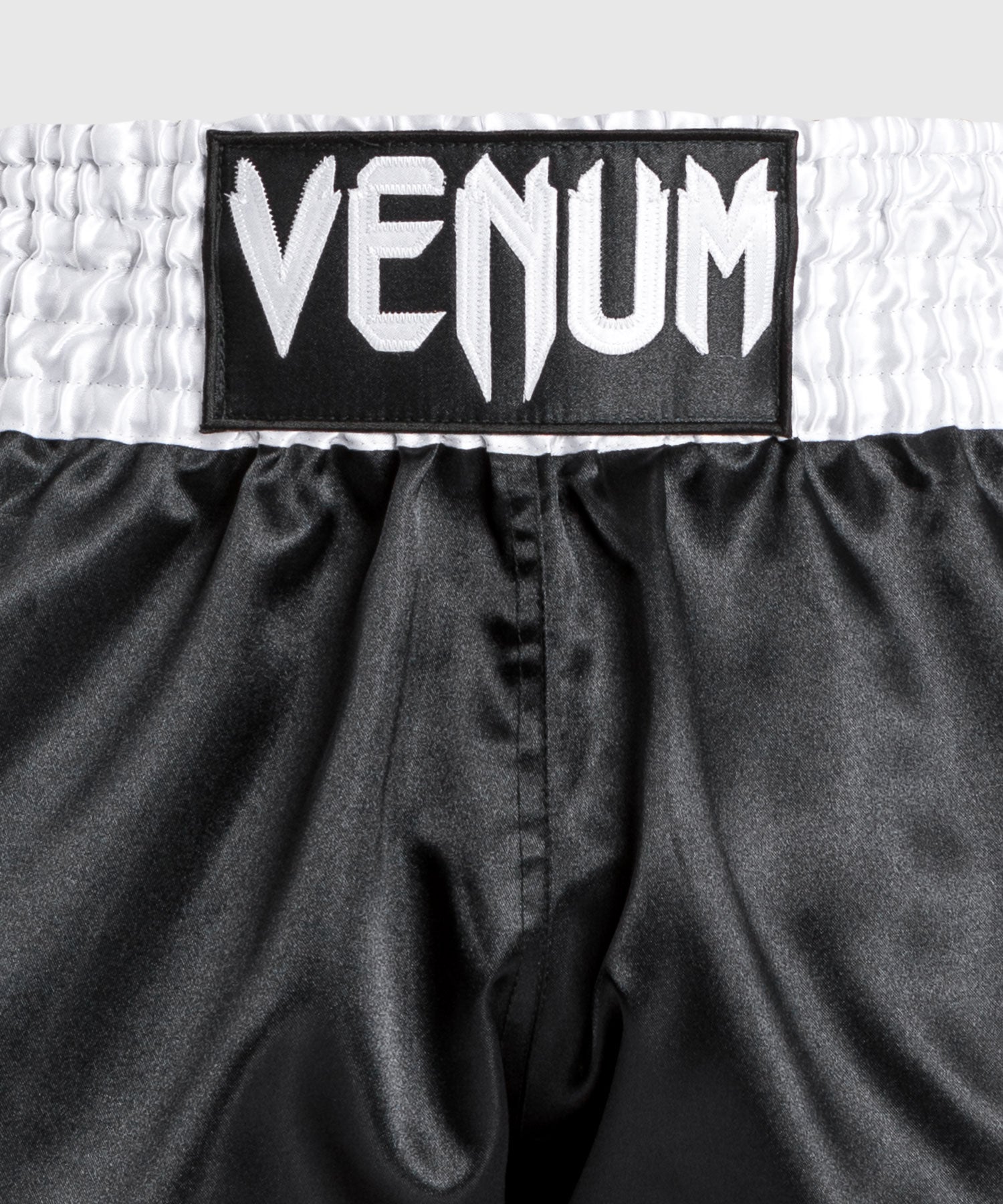 Spodenki do kickboxingu Venum Classic 2.0 – Czarne/Białe