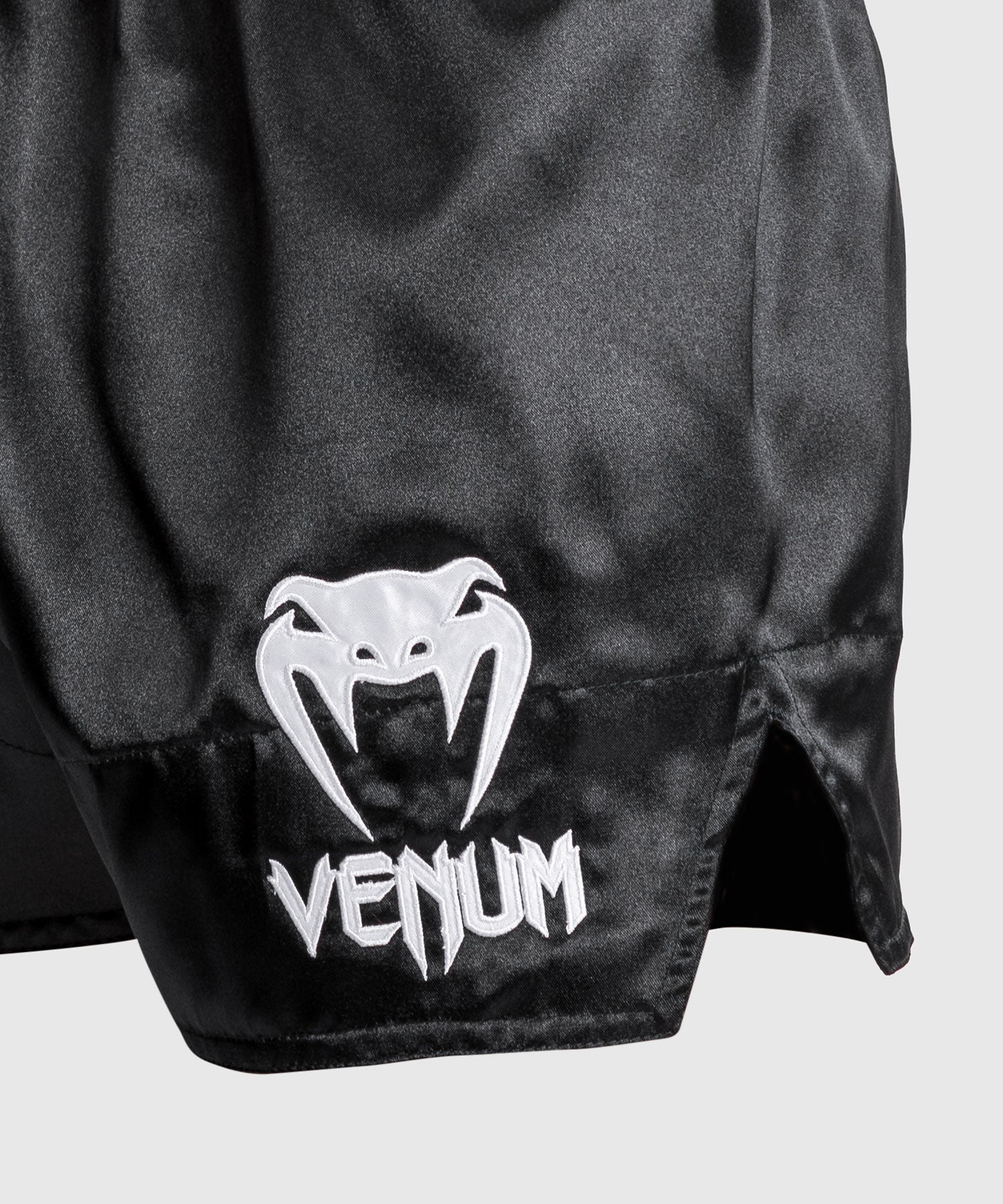 Spodenki do kickboxingu Venum Classic 2.0 – Czarne/Białe