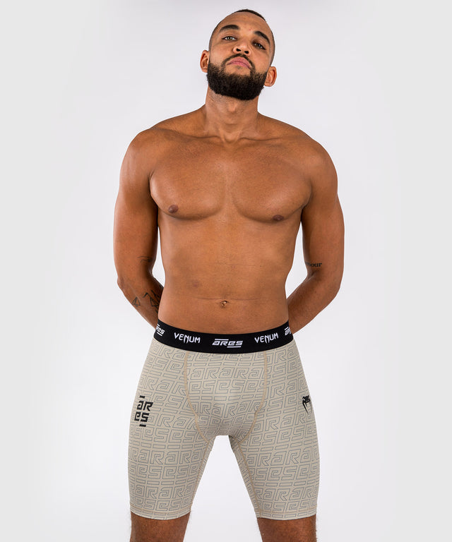 Pantaloncini a compressione Venum x Ares 2.0 – Sabbia
