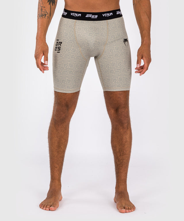 Pantaloncini a compressione Venum x Ares 2.0 – Sabbia