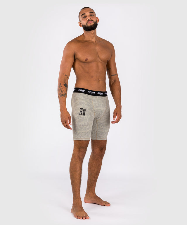 Pantaloncini a compressione Venum x Ares 2.0 – Sabbia