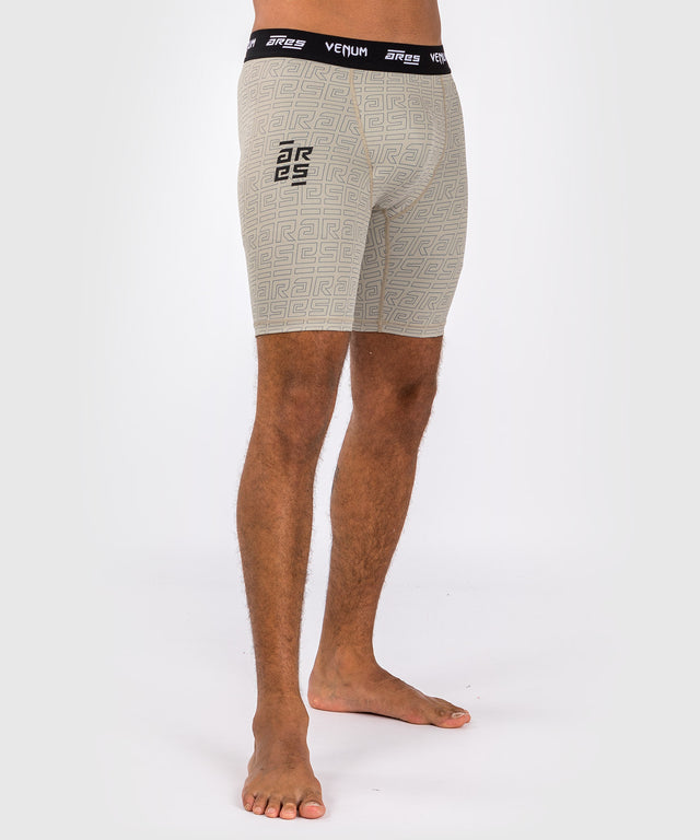 Pantaloncini a compressione Venum x Ares 2.0 – Sabbia
