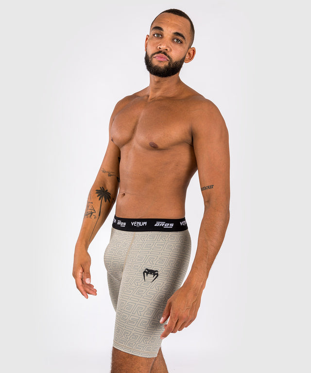 Pantaloncini a compressione Venum x Ares 2.0 – Sabbia