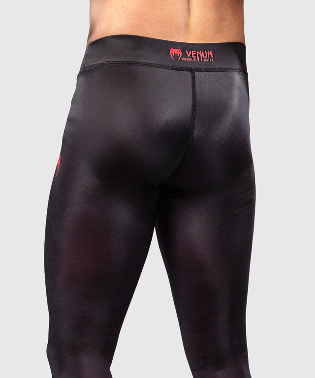Pantaloni scurți de compresie Venum Spectre – Negru/Roșu