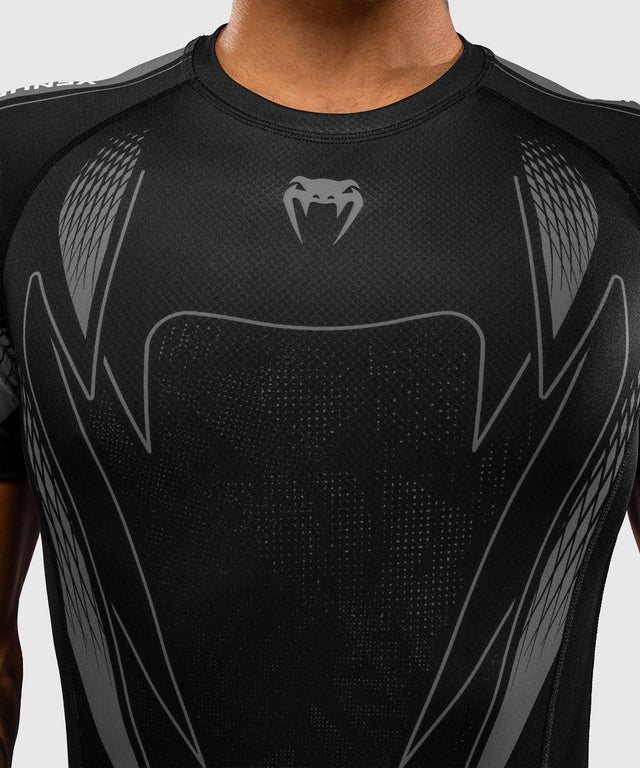 Rashguard Venum Amazonia Reborn Mangas Curtas – Preto/Cinzento