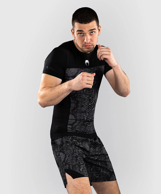 Rashguard Venum G-Fit Scales – Krátké rukávy – Černá/Šedá