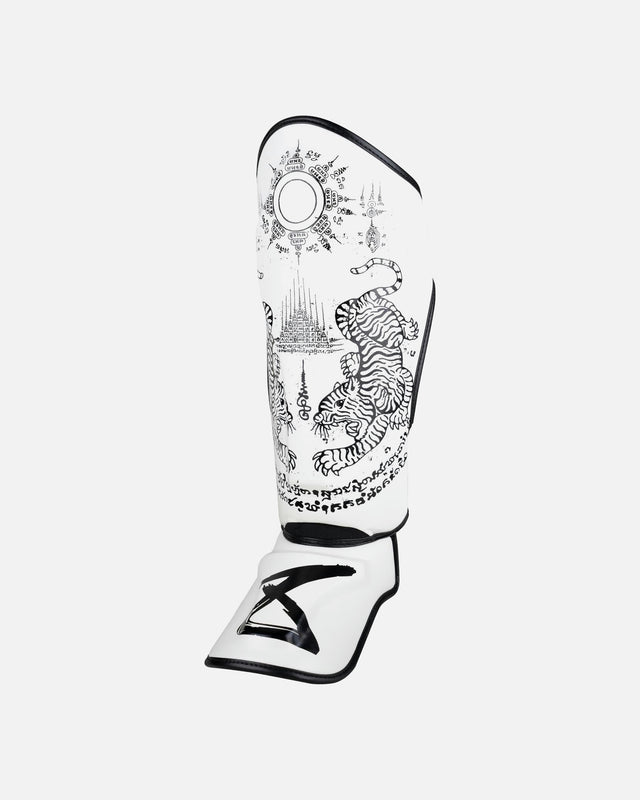 8 WEAPONS Benskydd Sak Yant Tigers – Vit/Svart