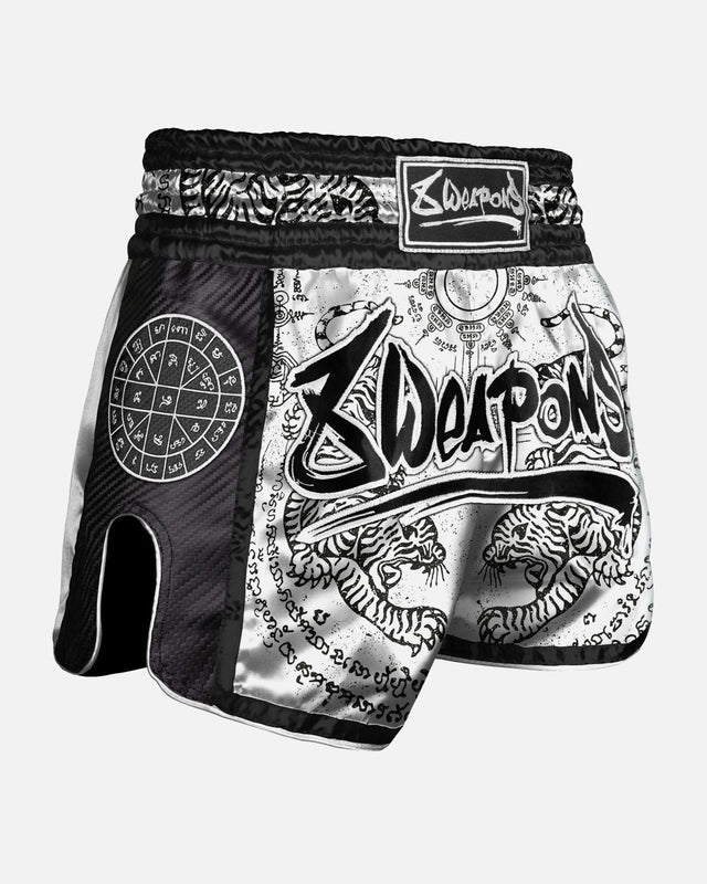 Pantaloni scurți Muay Thai 8 WEAPONS Carbon Sak Yant Tigers – Alb