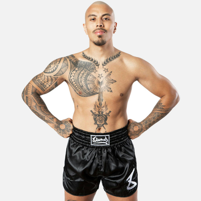 8 WEAPONS Muay-Thai-Shorts Strike – Schwarz/Weiß