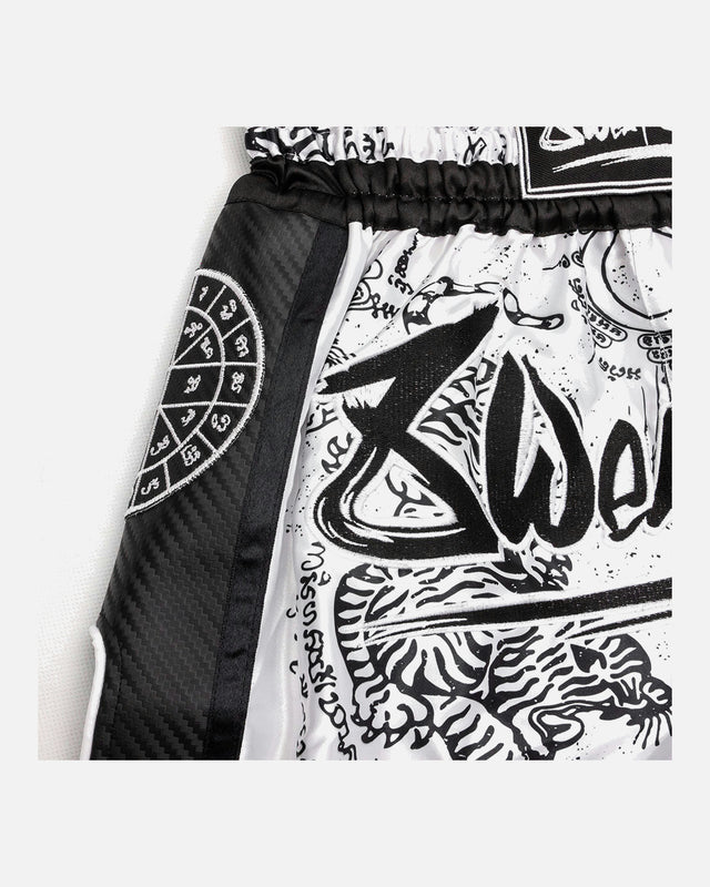 Pantaloni scurți Muay Thai 8 WEAPONS Carbon Sak Yant Tigers – Alb