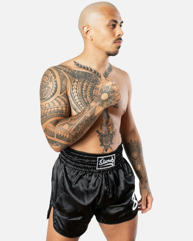 8 WEAPONS Muay-Thai-Shorts Strike – Schwarz/Weiß