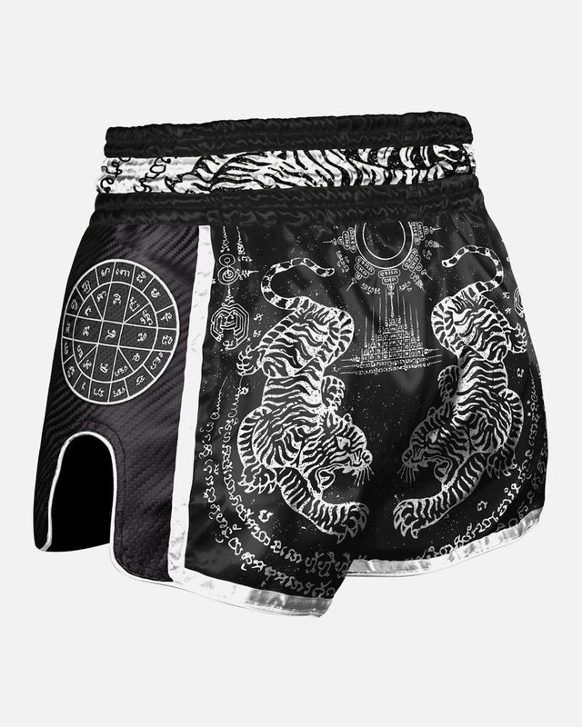 8 WEAPONS Muay Thai-shorts Carbon Sak Yant Tigers – Svart