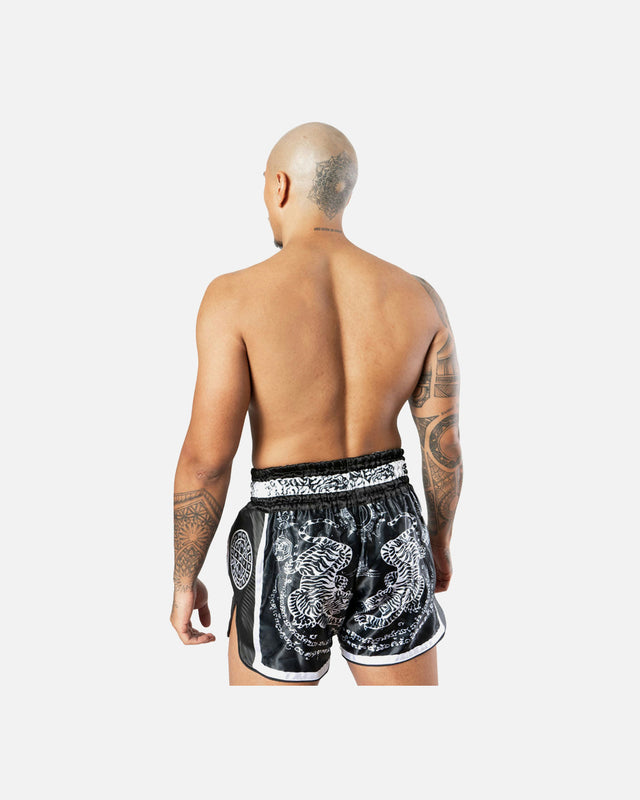 8 WEAPONS Muay Thai-shorts Carbon Sak Yant Tigers – Svart