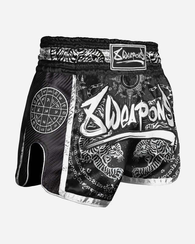 8 WEAPONS Muay Thai-shorts Carbon Sak Yant Tigers – Svart