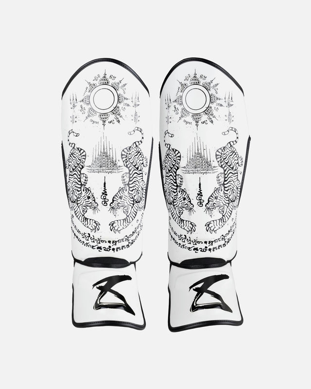8 WEAPONS Benskydd Sak Yant Tigers – Vit/Svart