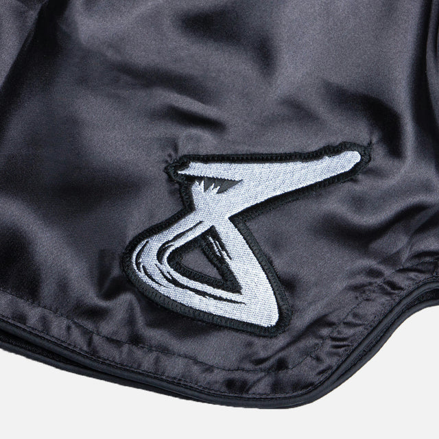 8 WEAPONS Muay-Thai-Shorts Strike – Schwarz/Weiß