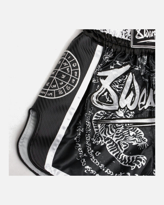 8 WEAPONS Muay Thai-shorts Carbon Sak Yant Tigers – Svart