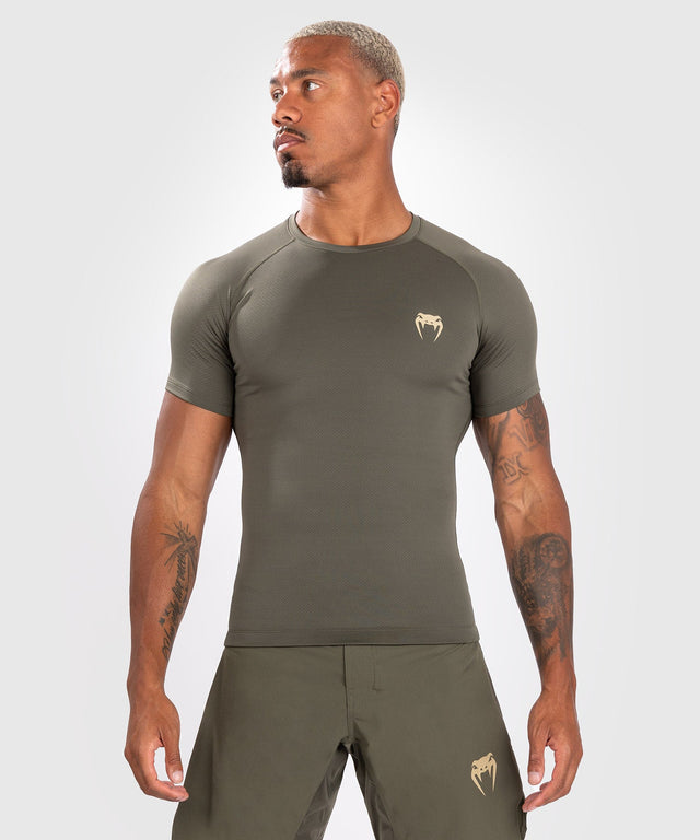 Rashguard Venum Contender Mangas Curtas – Cáqui Verde – Rashguard