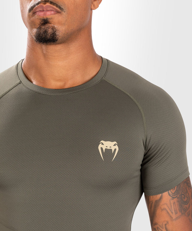 Rashguard Venum Contender Mangas Curtas – Cáqui Verde – Rashguard