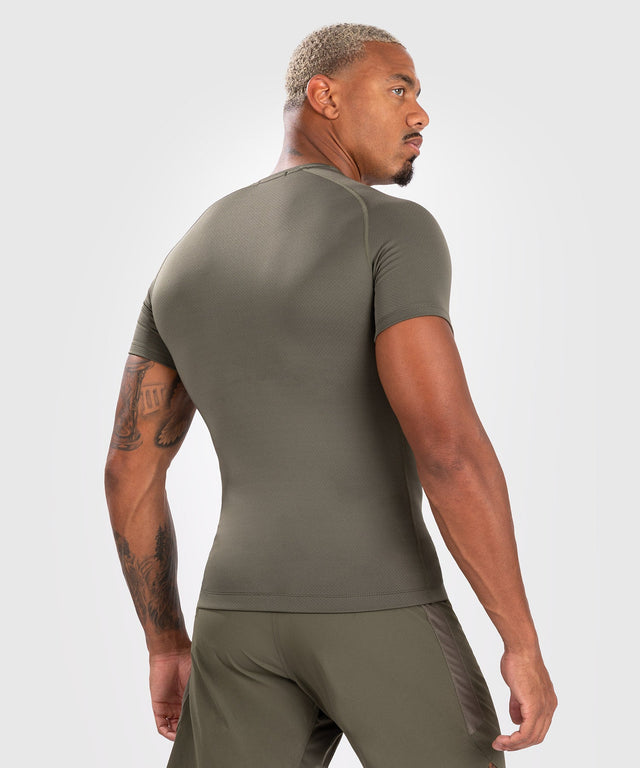 Rashguard Venum Contender Mangas Curtas – Cáqui Verde – Rashguard