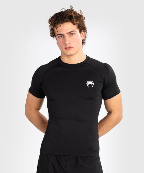 Rashguard Venum Contender Mâneci Scurte – Negru/Alb – Rashguard